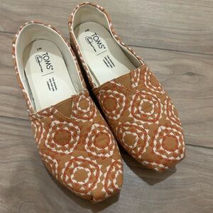 TOMS Women's Geometric Orange Flats Slip Ons